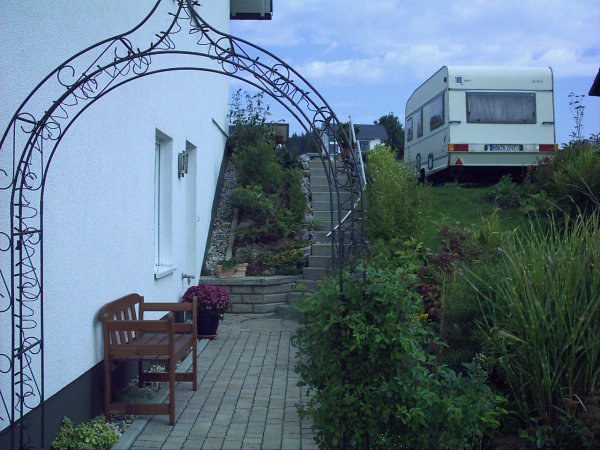 Eingang der Ferienwohnung links, Aufgang, Garten im Rücken